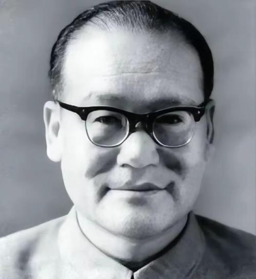 1940年，地下党康乃尔正在茶楼玩牌，一军统美女突然拍了了拍他的肩膀，使了个眼色