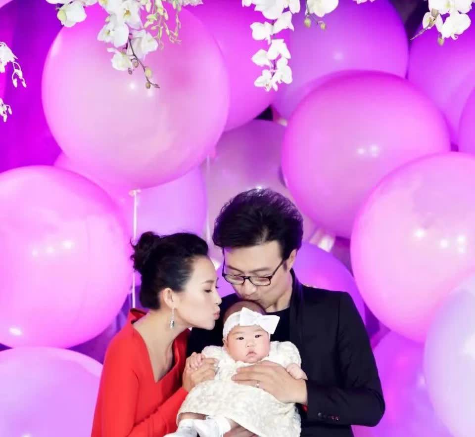 汪峰说，章子怡太会吃醋了，连他家阿姨的醋也吃。章子怡平时工作很忙，所以陪伴孩