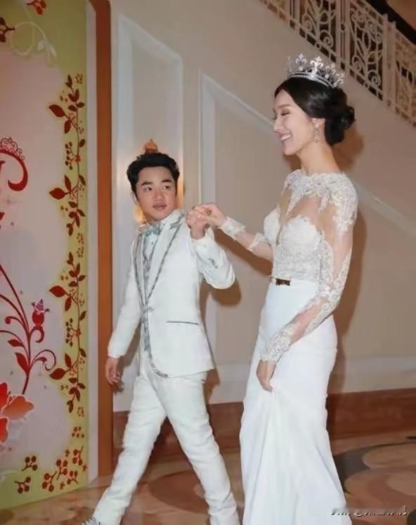 2010年，当175的选美冠军李亚男决定嫁给163的王祖蓝时，父母大骂：“中国是