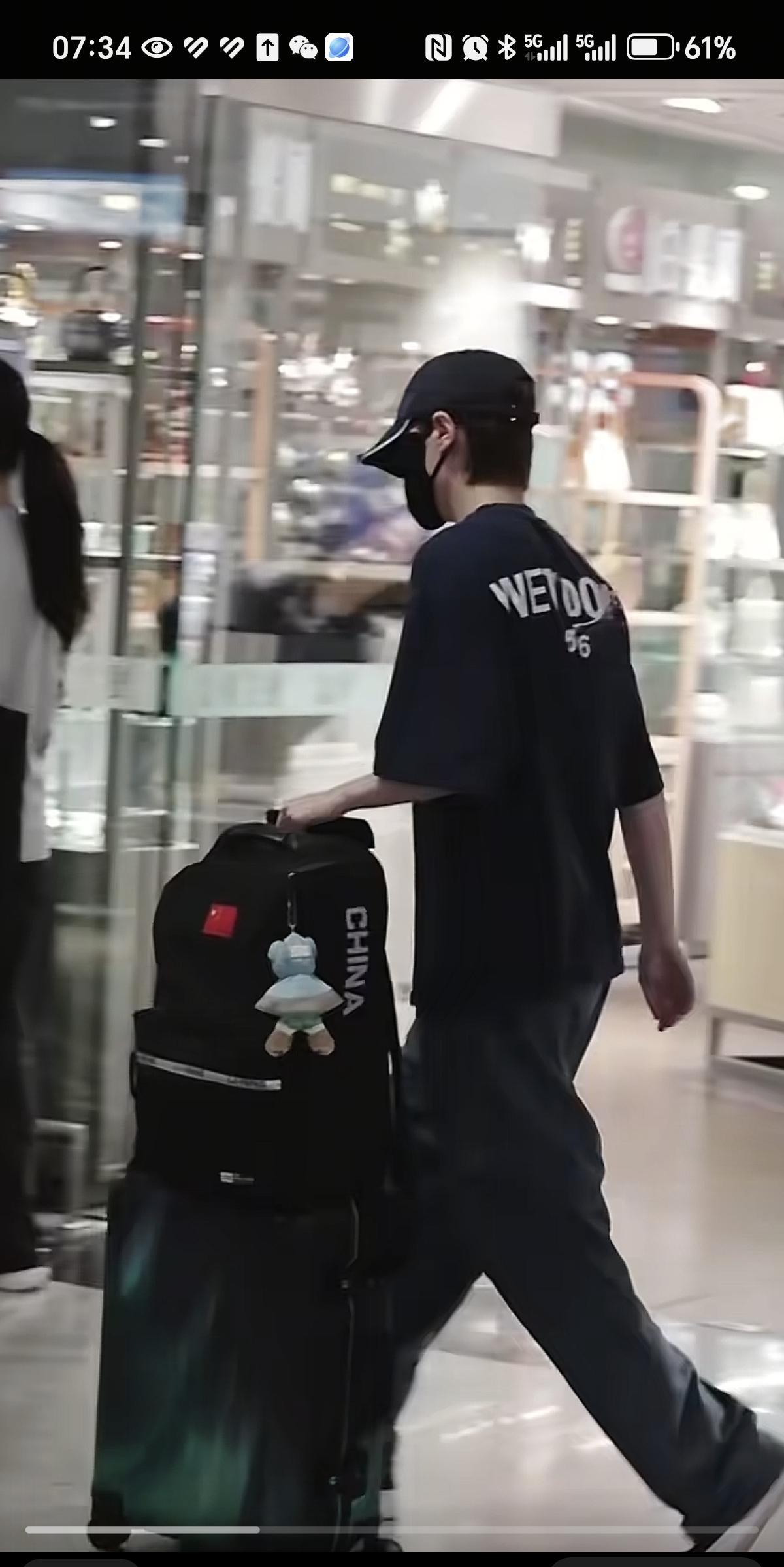 王曼昱和林高远，两人最近穿着同品牌的衣服，有点共享衣柜的感觉，两人的衣品也越来越