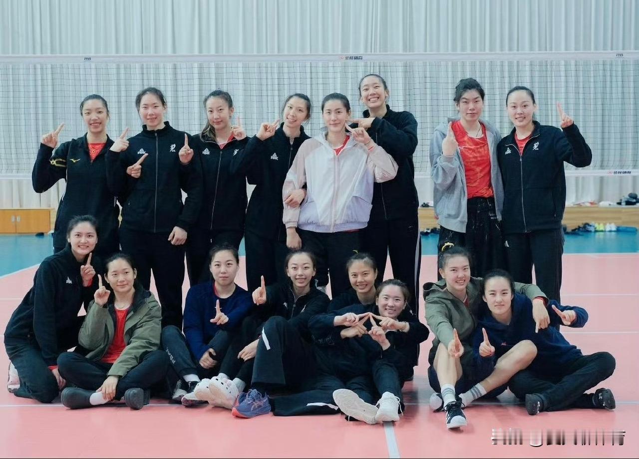 江苏女排备战全运会杀青照!看到接应周页彤仍在队中,突然感到好心疼啊,明明实力正在