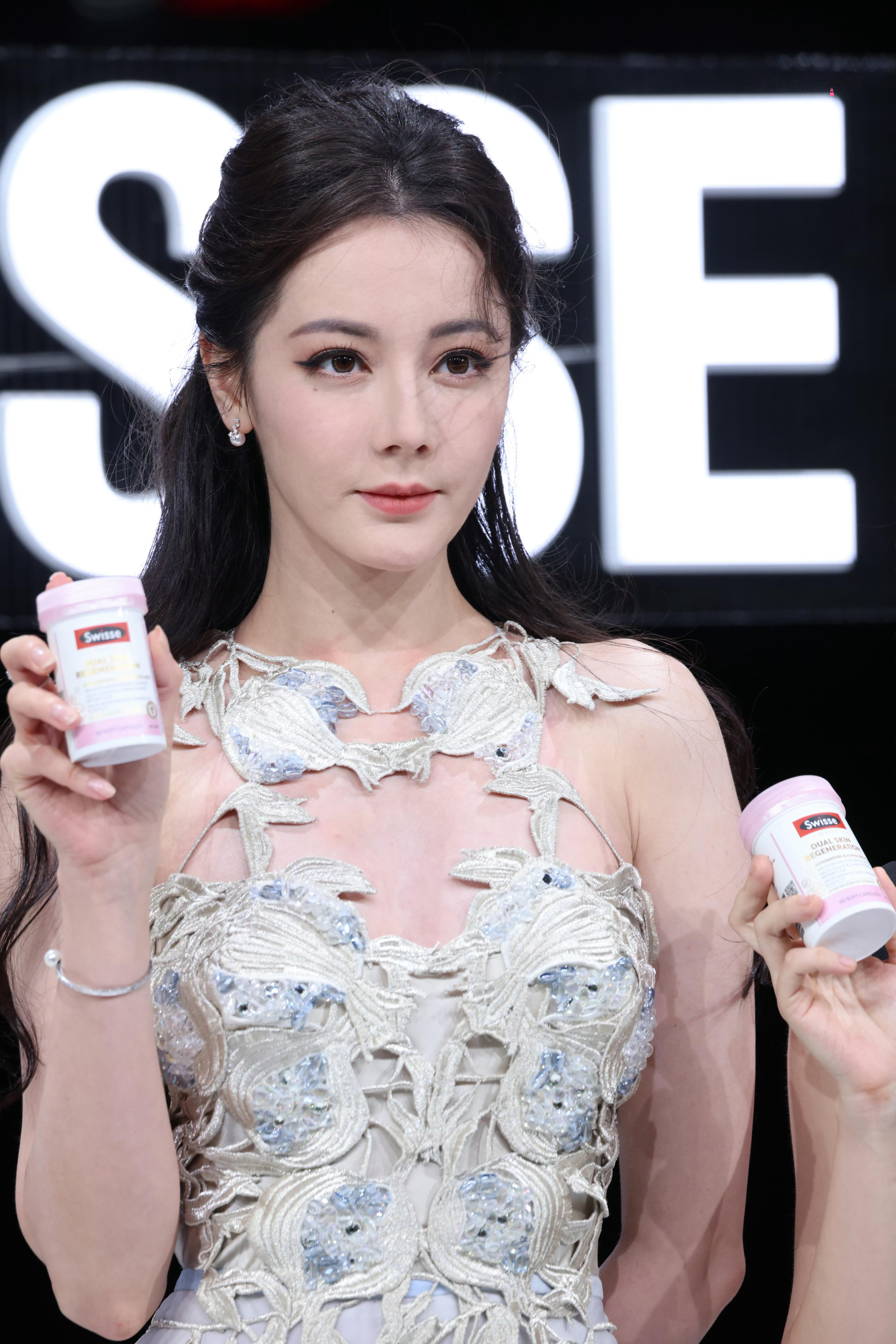 迪丽热巴每一天都会有新的太阳升起迪丽热巴路透出图[爱心][爱心][爱心][爱心]