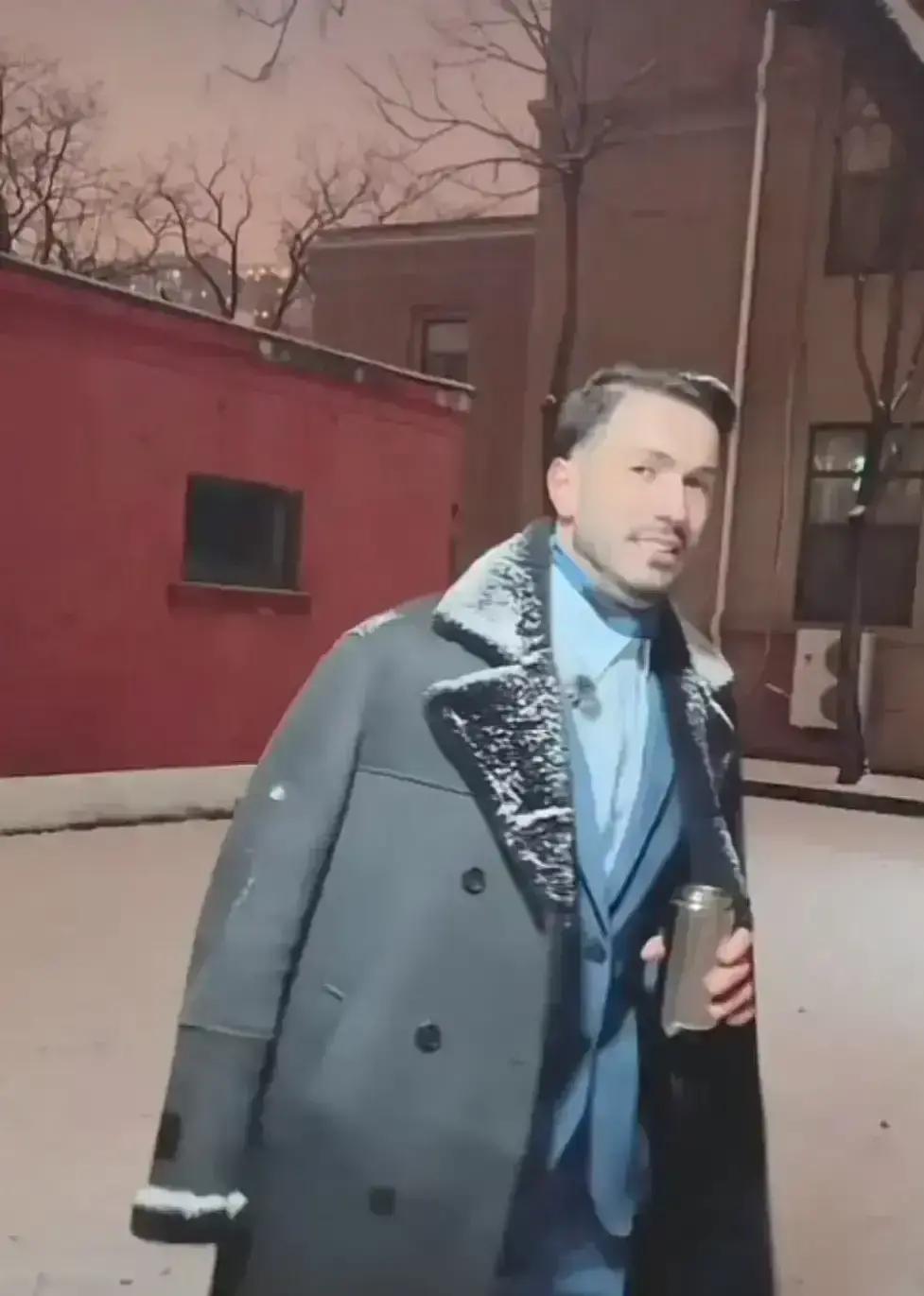 直播一开，瓜直接砸脸。某医美大佬自曝：男方老婆刚走，她就早安晚安打卡，连娃