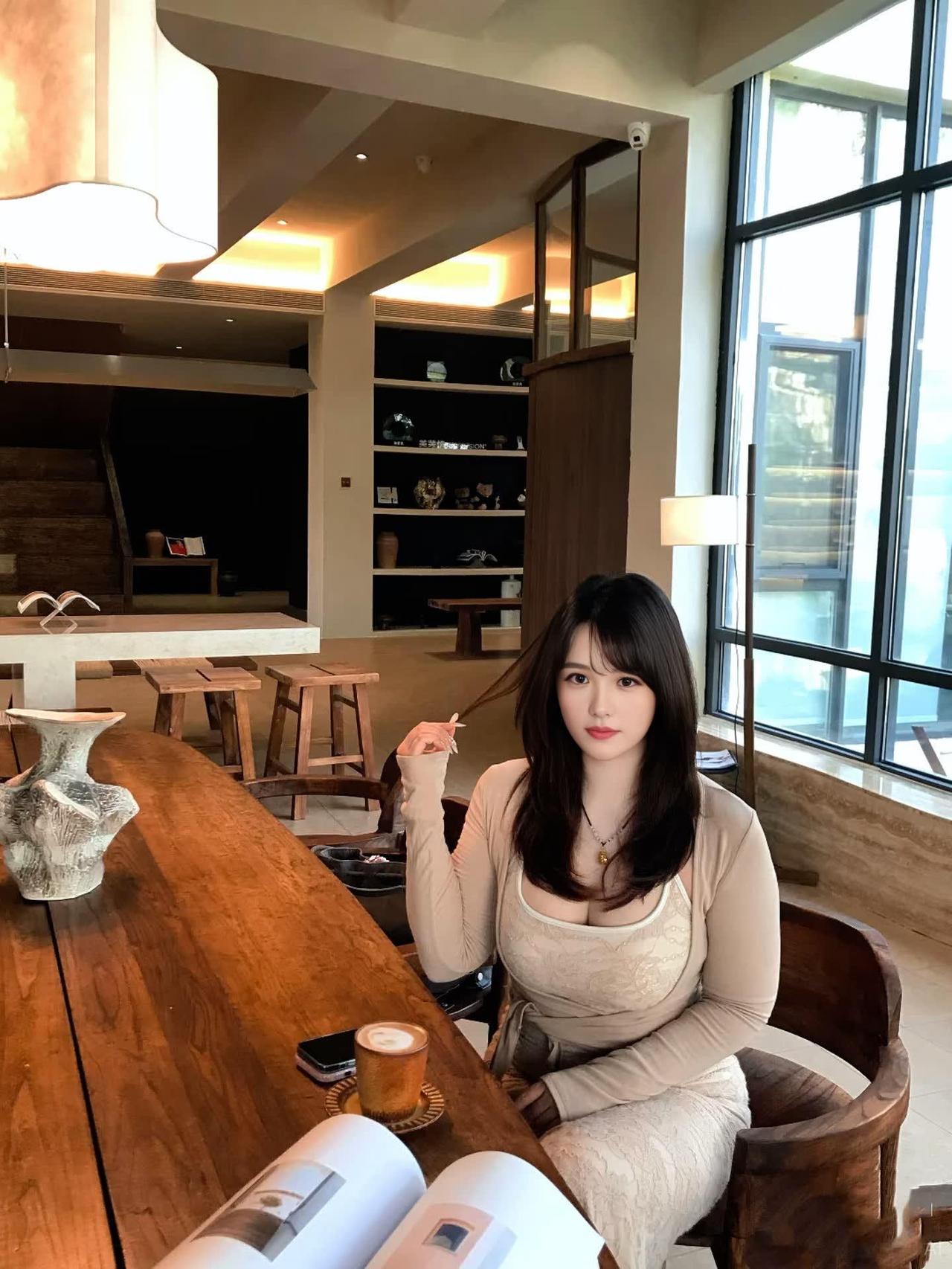 窗明几净，静坐品香茗。清茶伴书闲