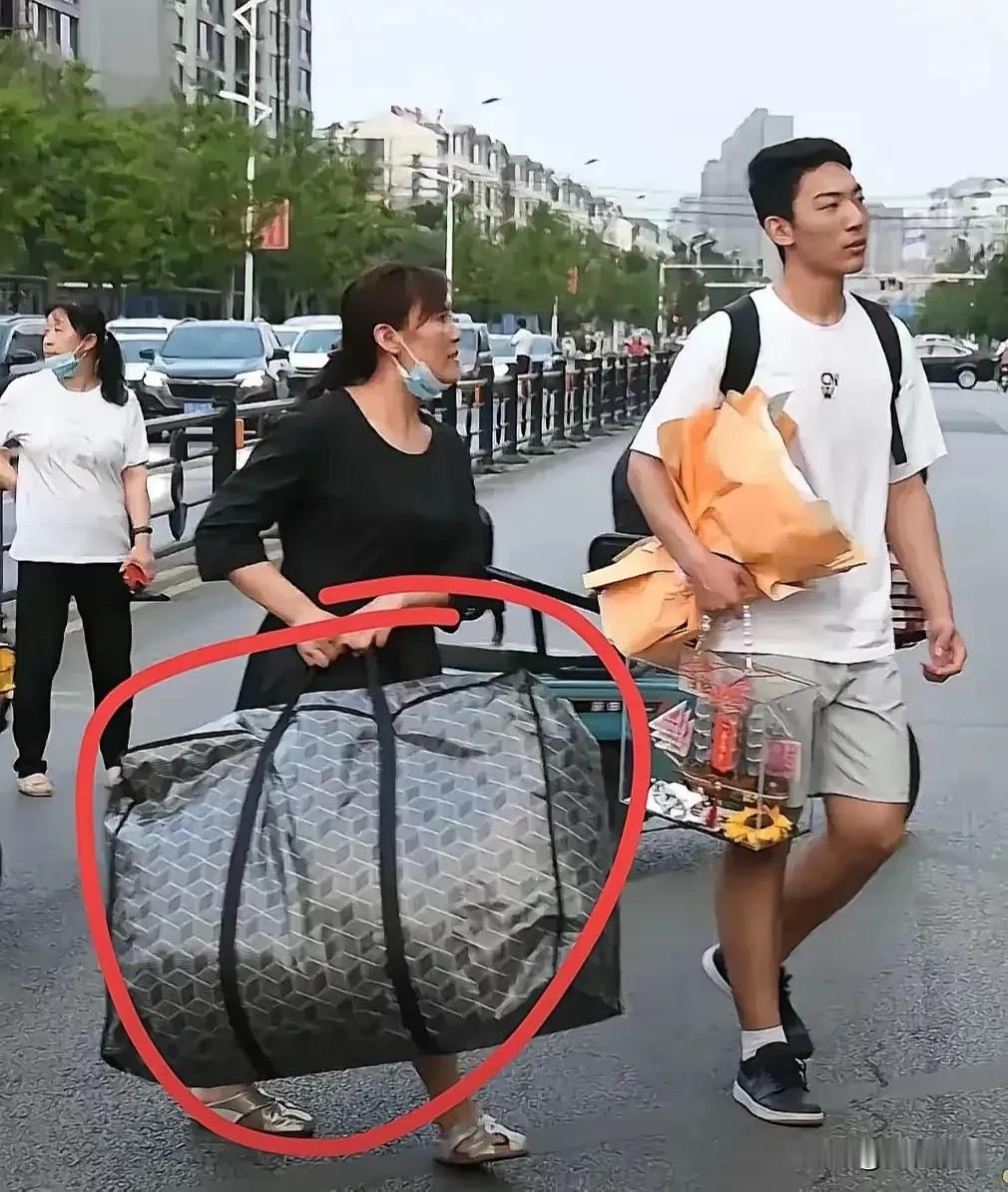 家长们看看，这就是你们鲜花捧出来的孩子！与这位独自挑扁担的女生相比，你觉得哪一个