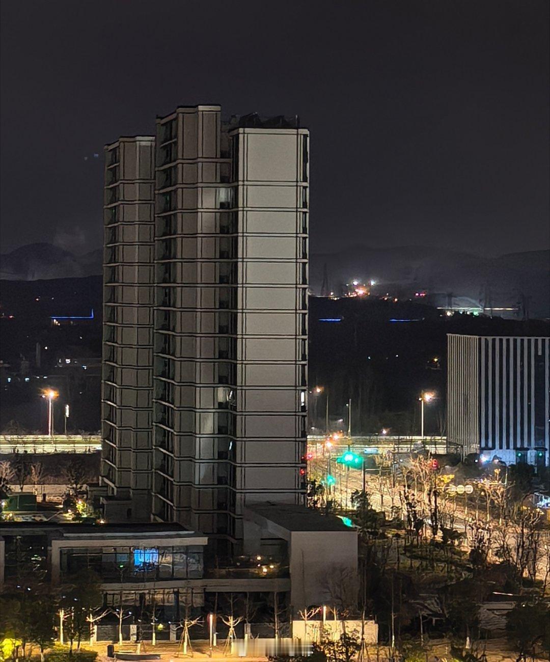 生活点滴近期，物业大撤退话题引发广泛热议，越来越多小区陷入物业与业主的对立僵局，