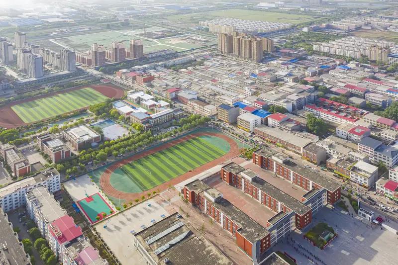 “城里的老师确实很厉害，把自己的孩子转到城区小学后各种成绩应该都会上升，体育还会