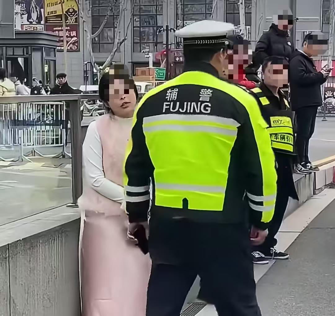 这个女的到底该不该打，近日，江苏扬州一名女子在单行道上超车发生剐蹭，对方车主