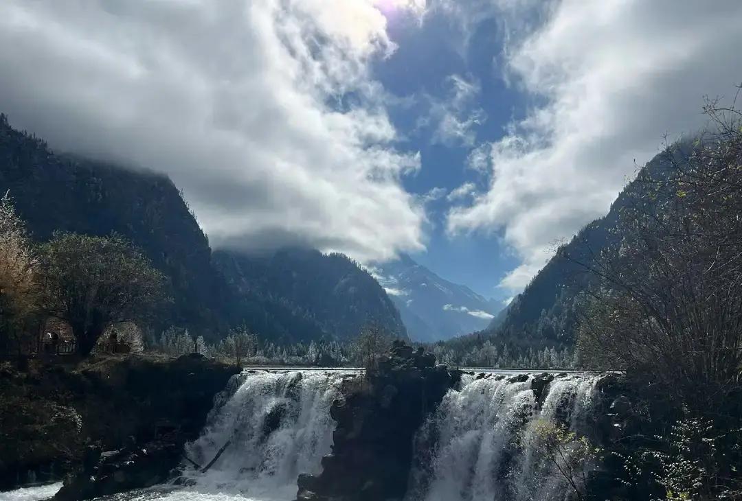 上午小孩哥写作业前，我将三个老师的评语都拿给他看。小孩哥认真的将每个老师的评