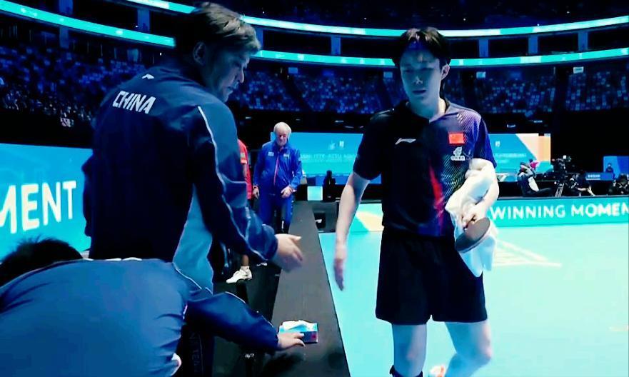 王楚钦为何气笑了！恩师解释的很客气。主要是对方发球，回抛角度太大了，而且