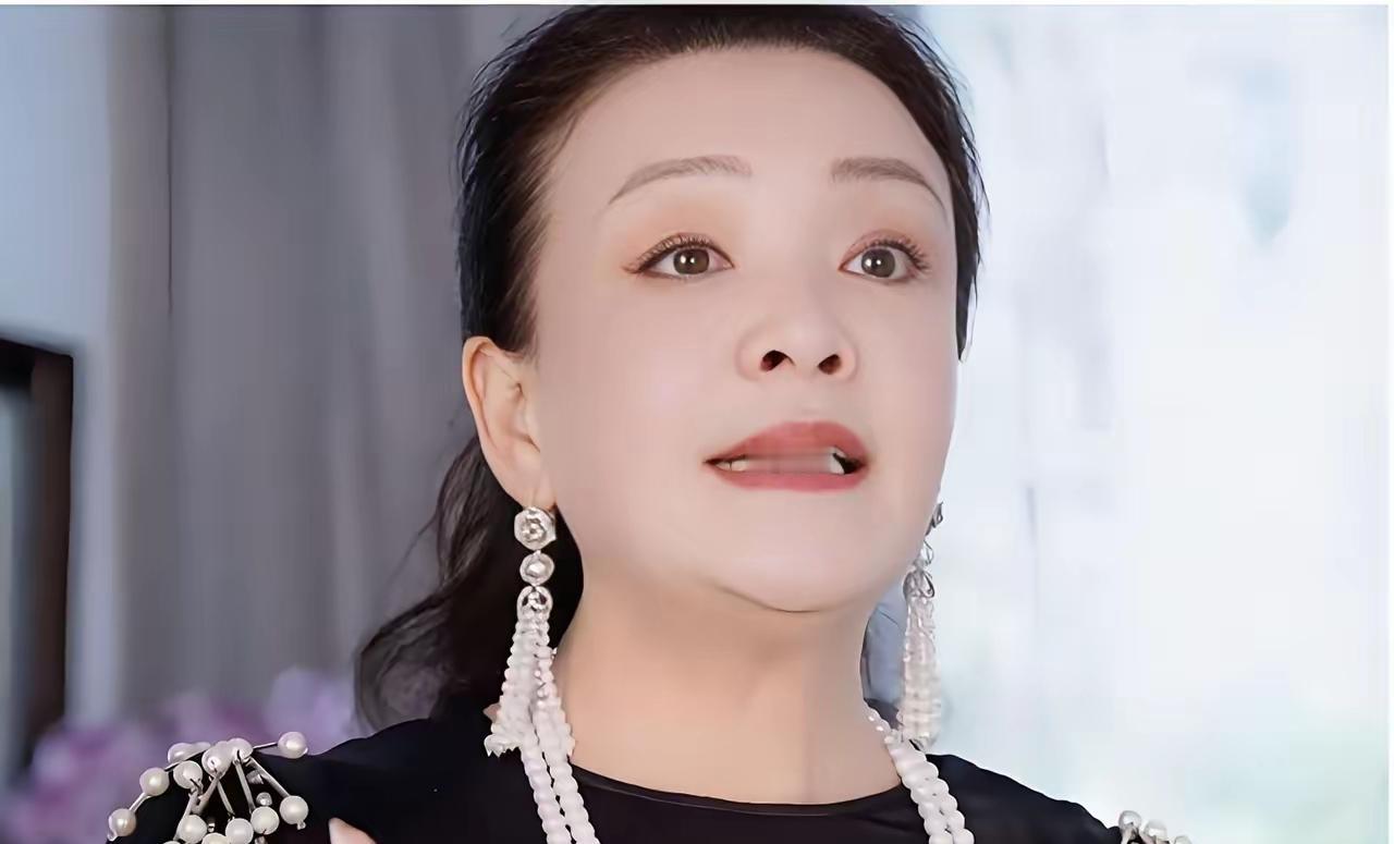 如今兰姐的态度，让人看得感慨万千。从前儿媳受半点委屈，她都会立刻站出来霸气撑腰，