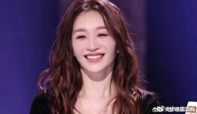 李小冉姐姐们憋到尿要爆了李小冉真的太敢说了！一袭黑天鹅礼服，却在舞台上用最直白