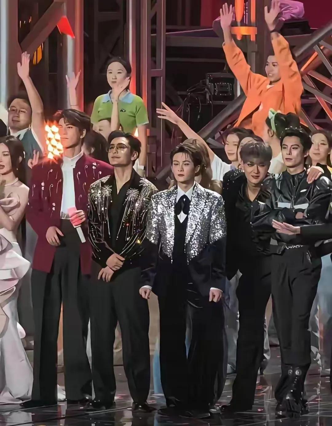 身高真是个迷！黄教主这是多高啊站在183的王鹤棣，黄子韬感觉差很多