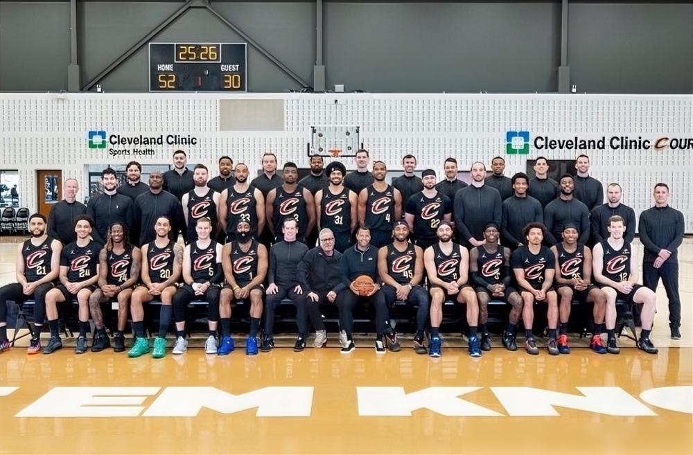 别被骑士队那张全家福骗了！哈登坐C位，可更衣室里真正的话事人，根本不是他。主