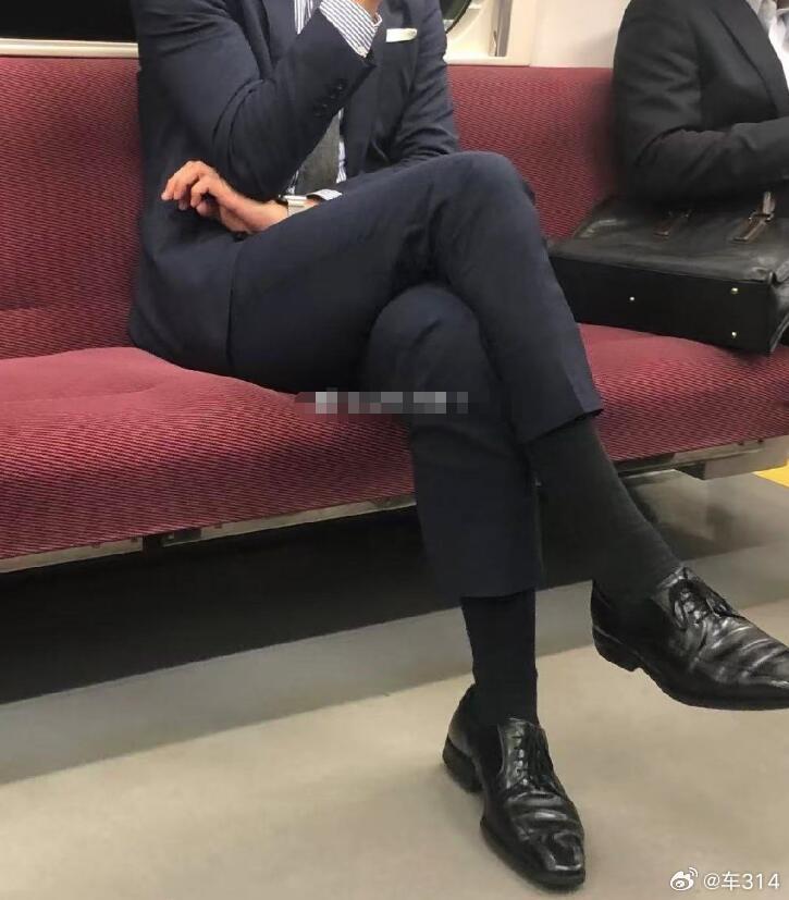 确实好久没穿皮鞋了，感觉这种鞋基本只有在场合里才穿，而且职位没到一定程度也没必要