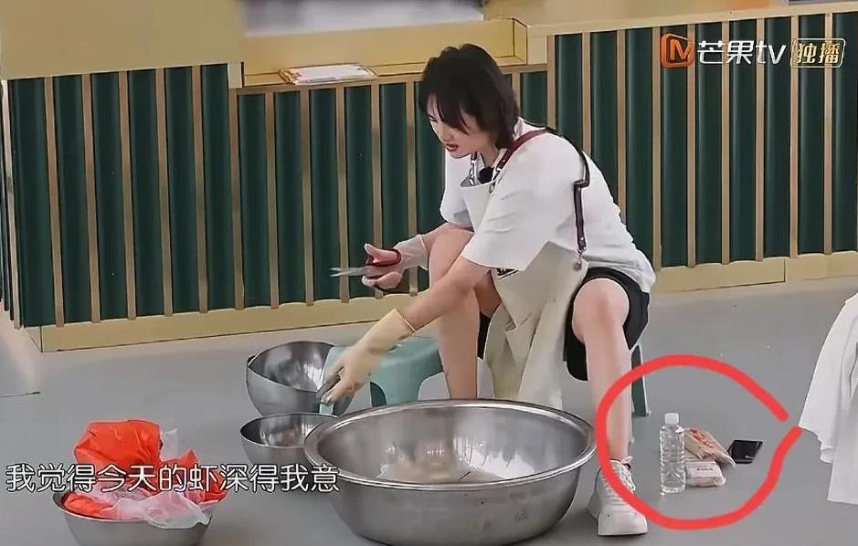 姚安娜真的是富二代中没苦硬吃的代表之一。录制《中餐厅》时一个人杀一大盆虾，累的上