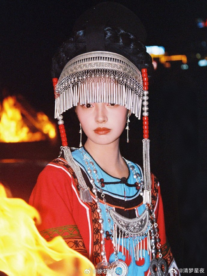 徐若晗贵州火把节大片不是火把照亮了她，是她眼里的光，让这个夜晚变得滚烫又温柔。