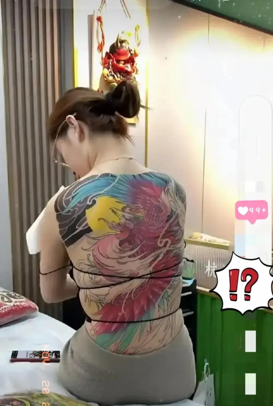 前护士姑娘把全身纹到没一块空白，连眼皮嘴唇都上色，视频一出直接冲热搜。她原来在