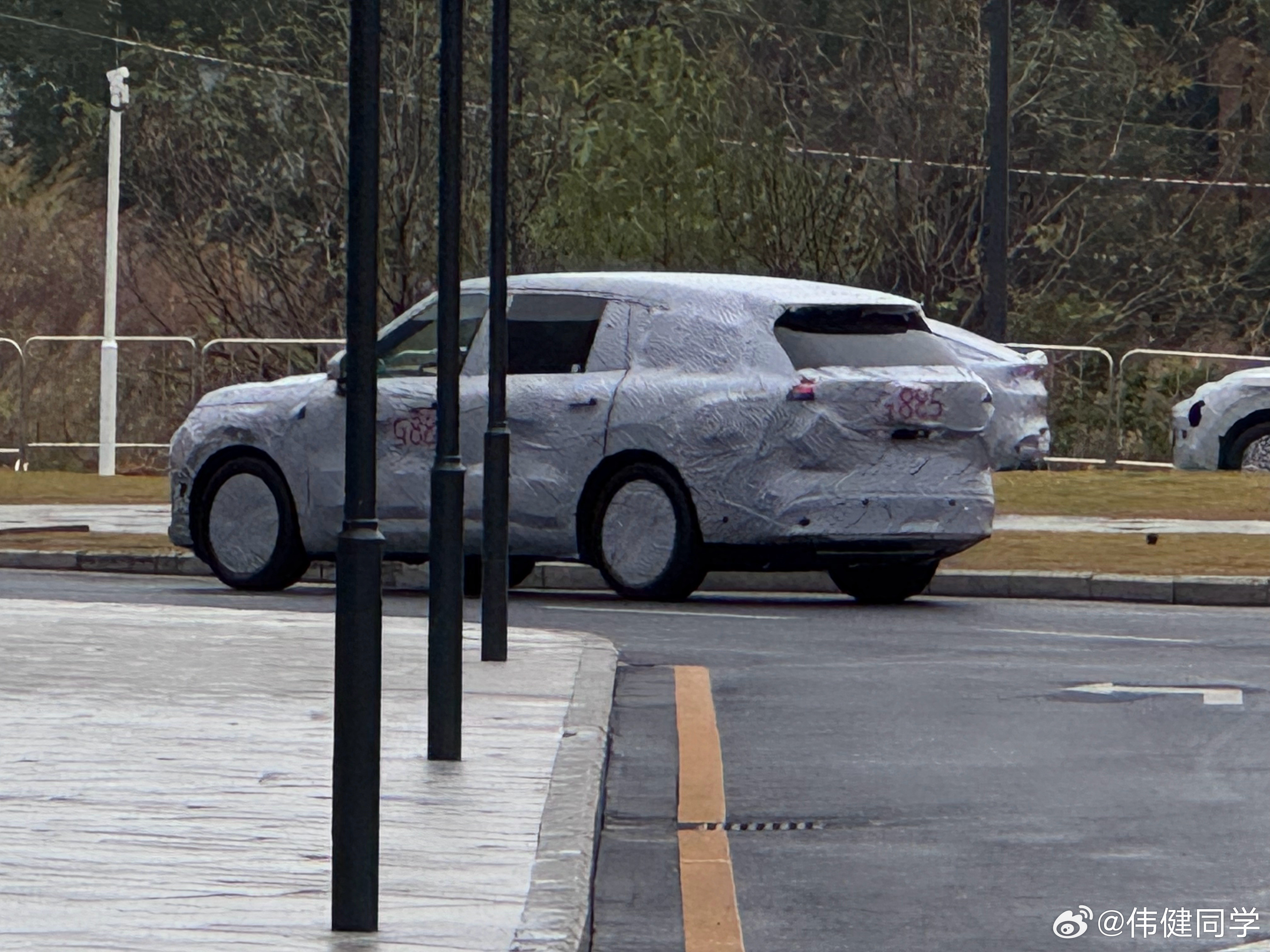 小鹏G02最新谍照，第一张常规视角的尾部谍照，车顶压得挺狠啊，细节与之前的判断还