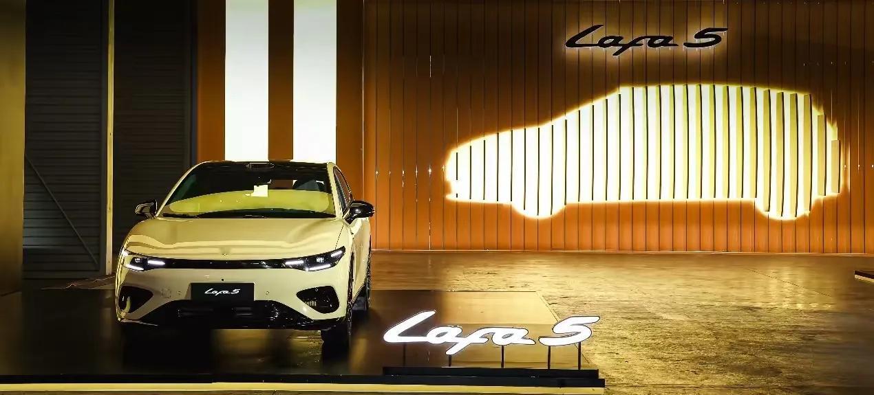 零跑弃居家玩小众？Lafa5藏着双重野心一向主打居家实用的零跑，推纯电轿跑