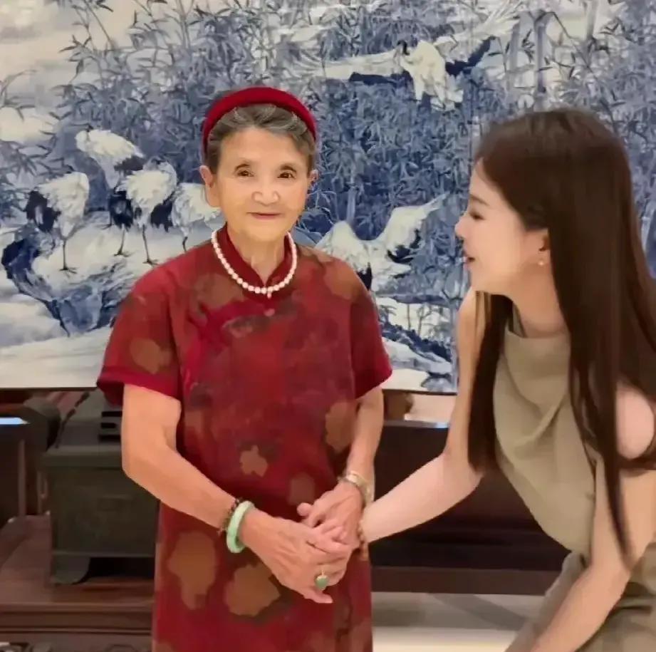 有人说，黄圣依离婚是正确的，杨子的妈妈太会装了，你看她对儿子的新女友有多满意！