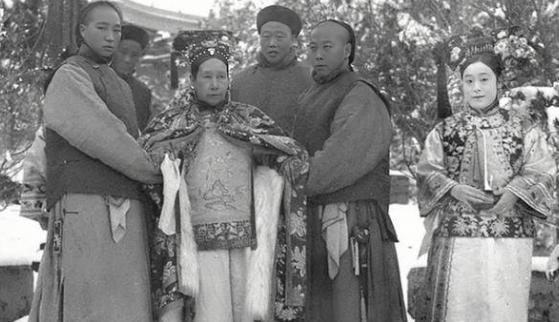 1903年深秋的紫禁城，储秀宫的暖阁里飘着檀香。慈禧太后捻着佛珠的手突然停住