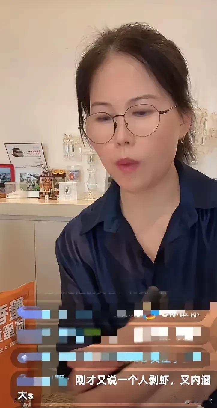 小杨阿姨真是挺直腰杆了说她挺直腰杆不是说她“内涵大S剥虾”的事也不是说