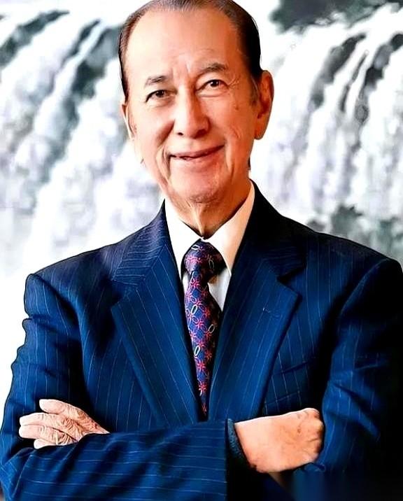 你赢了两千万，正准备起身走人。就在你屁股离开凳子的那一瞬间，一个穿马甲的侍者，