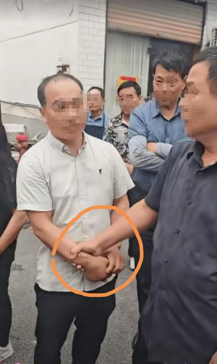 有的人真的就是喜欢贪小便宜！男子从村里经过的时候，发现有一户人家在吃酒席，大概有