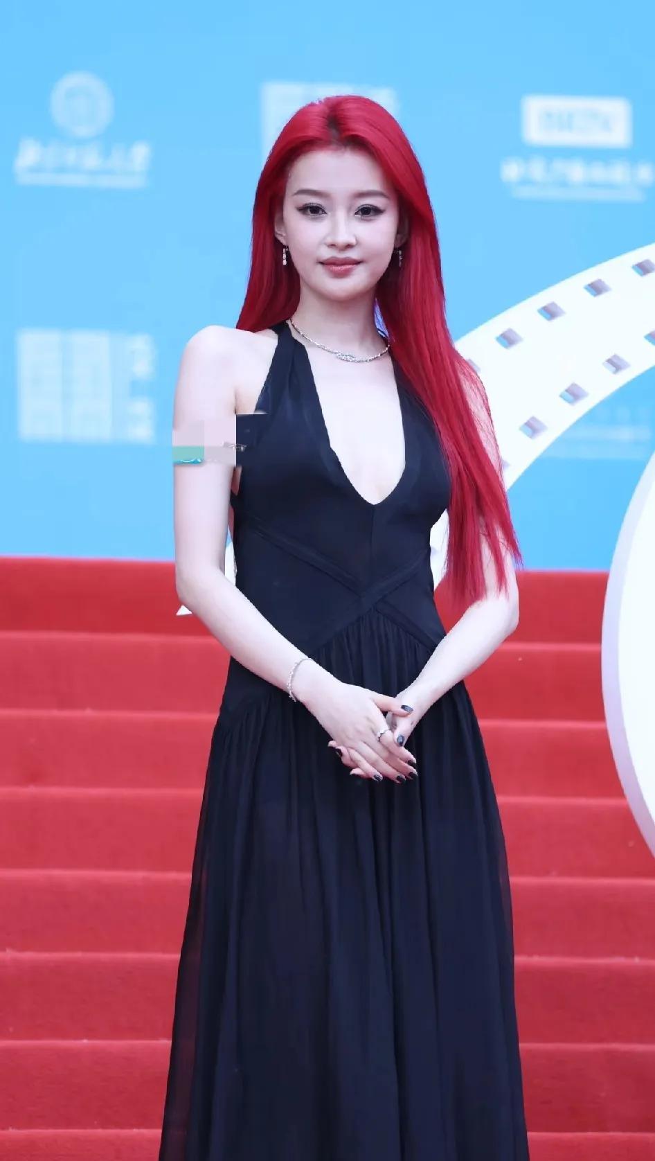我宣布，比吴谨言还狠的女明星出现了。那就是31岁的孙怡。最近孙怡以一头红发