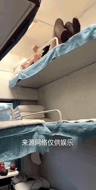 高铁上，对面坐了个妹子，那裙子短的，我一个女的都替她捏把汗。真的，就感觉风一吹