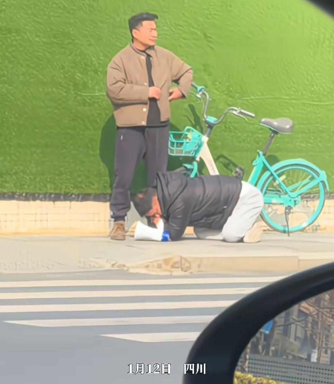 四川一男子借钱不还，债主被逼得走投无路在大街上抱着男子大腿不松手，还放着大喇叭：