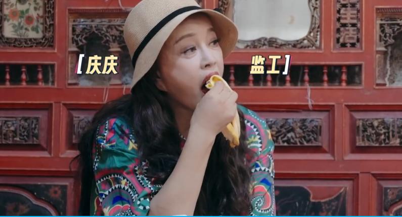 刘晓庆在《一路繁花2》的状态是真的放松，何赛飞和张柏芝在厨房做饭，她就坐在那里悠