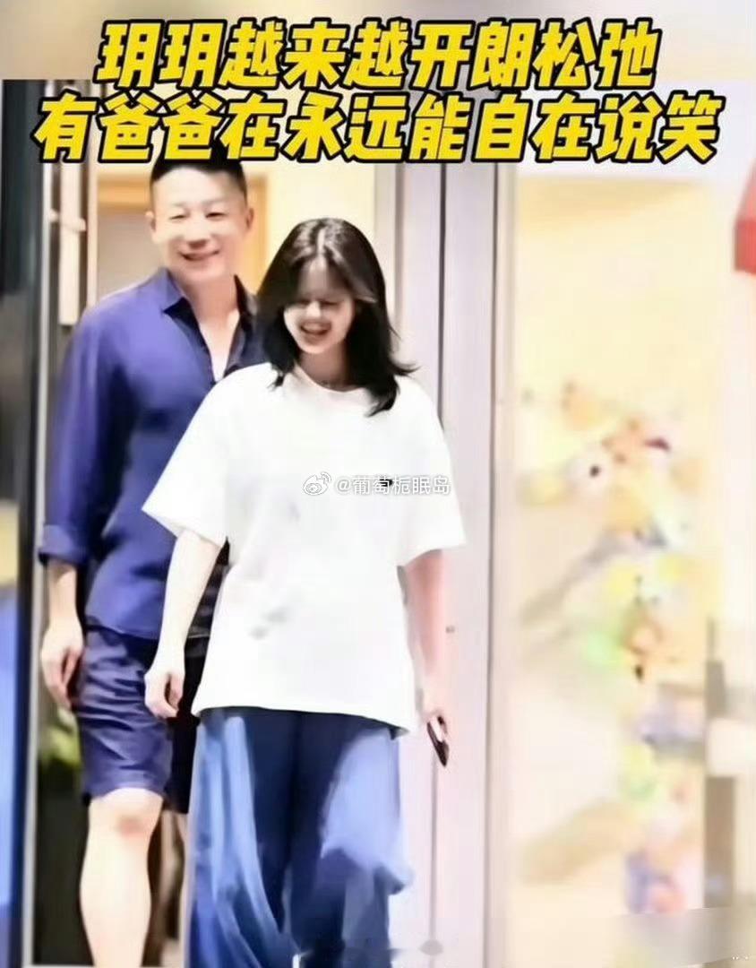 汪小菲陪玥儿在香港办信托，玥儿的神情简直跟大S年轻时一模一样，越来越开朗了​​