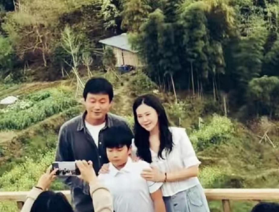 三清山偶遇佟大为一家！关悦素颜出镜状态绝了，儿子神复制爸爸颜值