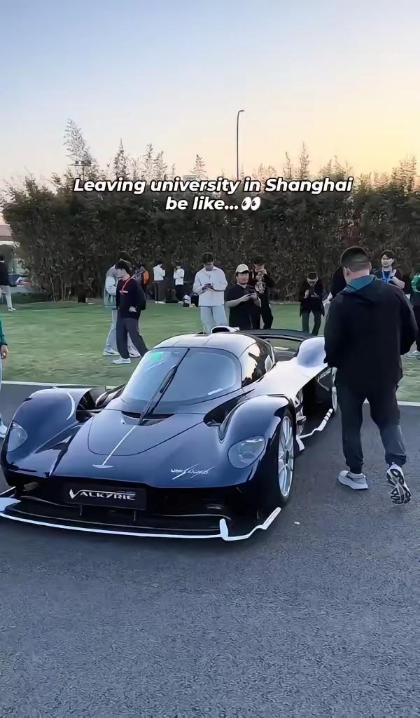 上海某高校一男生开着一辆价值2000多万元的阿斯顿马丁跑车离开校园！据悉这辆跑