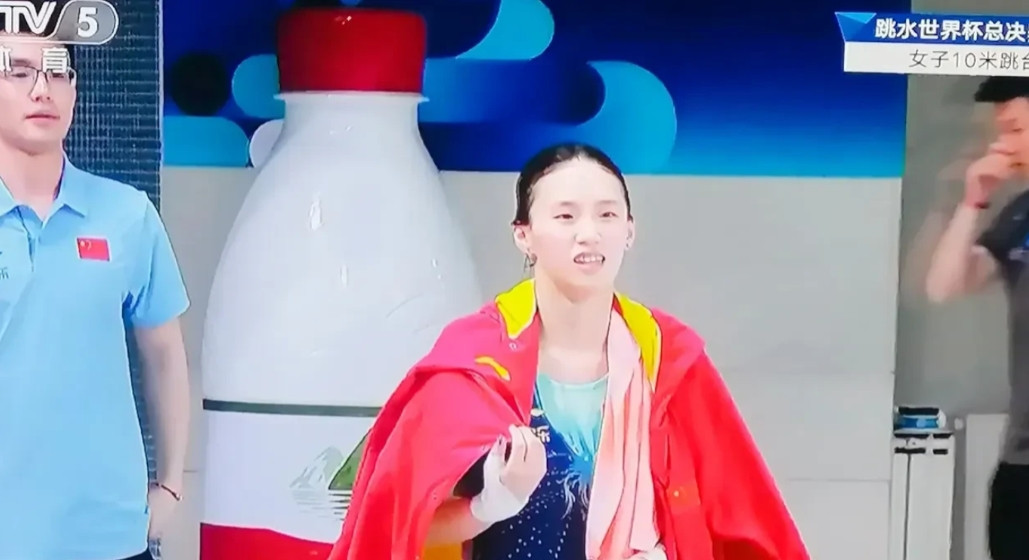 当宣布陈芋汐总分432.15分，取得北京水立方跳水总决赛冠军的时候，有一个人拿来