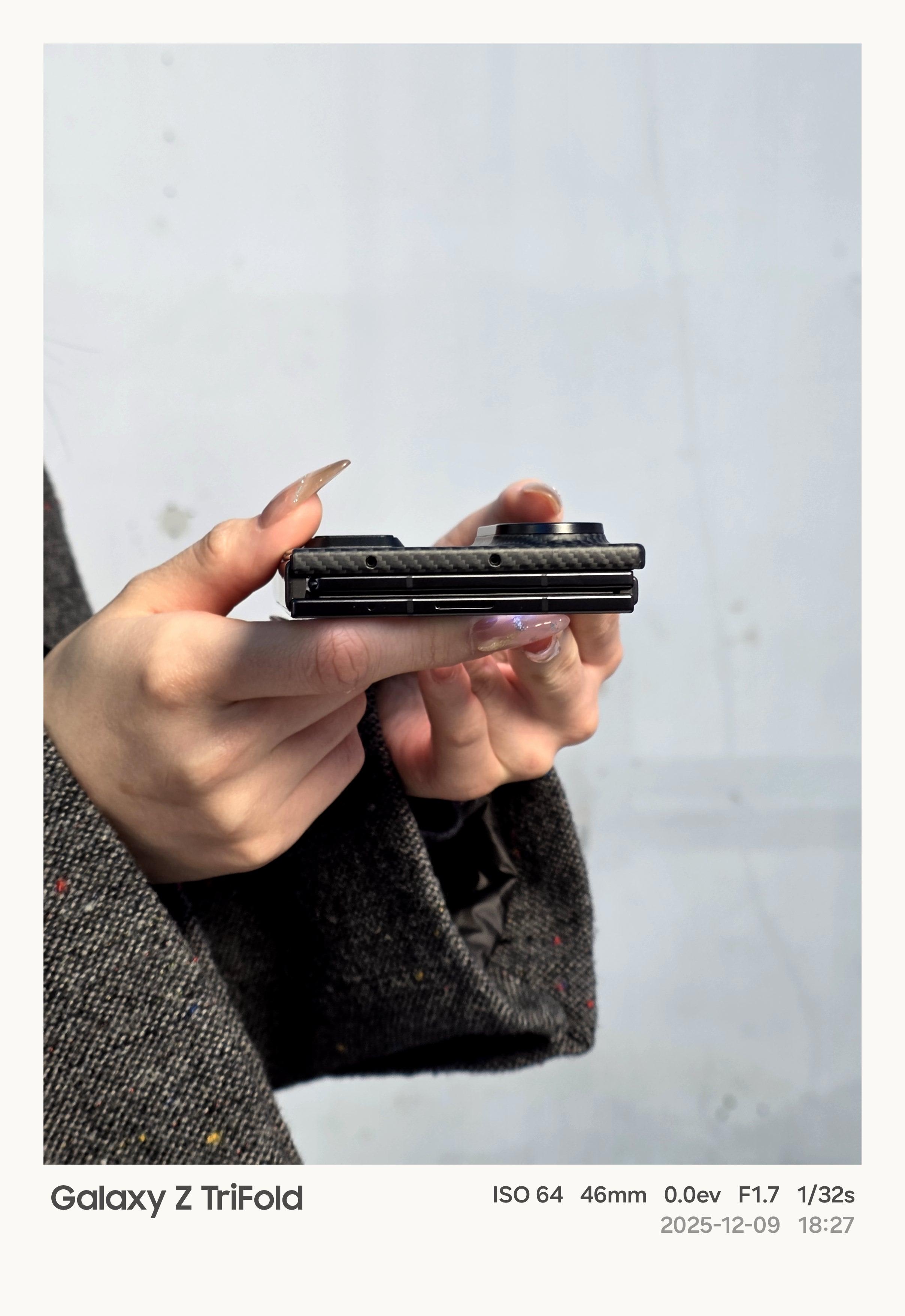 三星三折叠上手！几乎看不到折痕，质感很高级