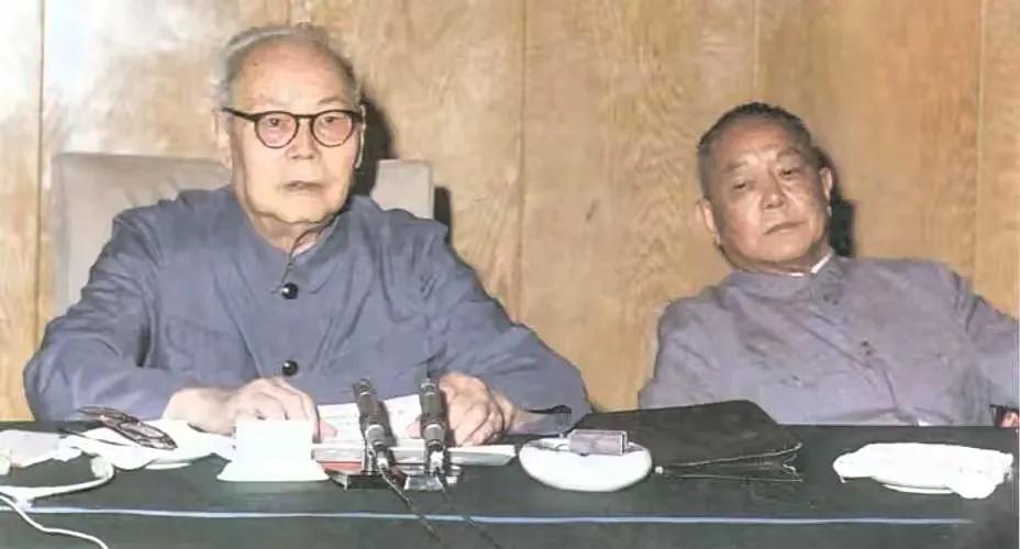 珍贵的一张老照片。1977年7月，叶剑英，李先念在党的工作会议上，留下的这张珍