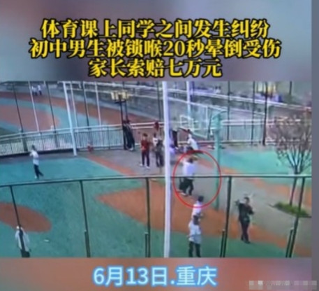 太过分了！6月13日，重庆，一个女生投篮，不小心碰到一个男生，他的鼻子流血了，男