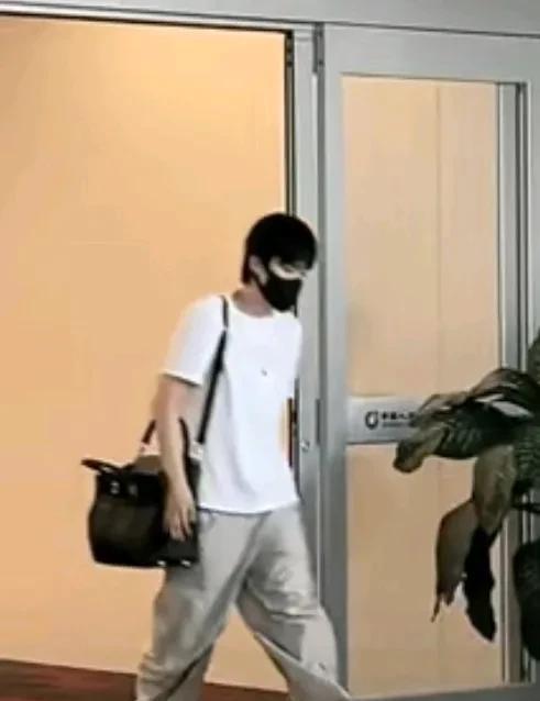 王楚钦，林诗栋，林高远，陈恒宇，黄旭都出发新疆了！！！！！头哥精神还不错，大头