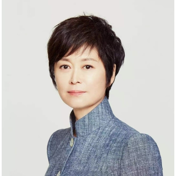 这下好了，全网都知道倪萍写给敬一丹的信了，倪萍人在三千公里外的阿勒泰录制节目，没法到场送别老搭档敬一