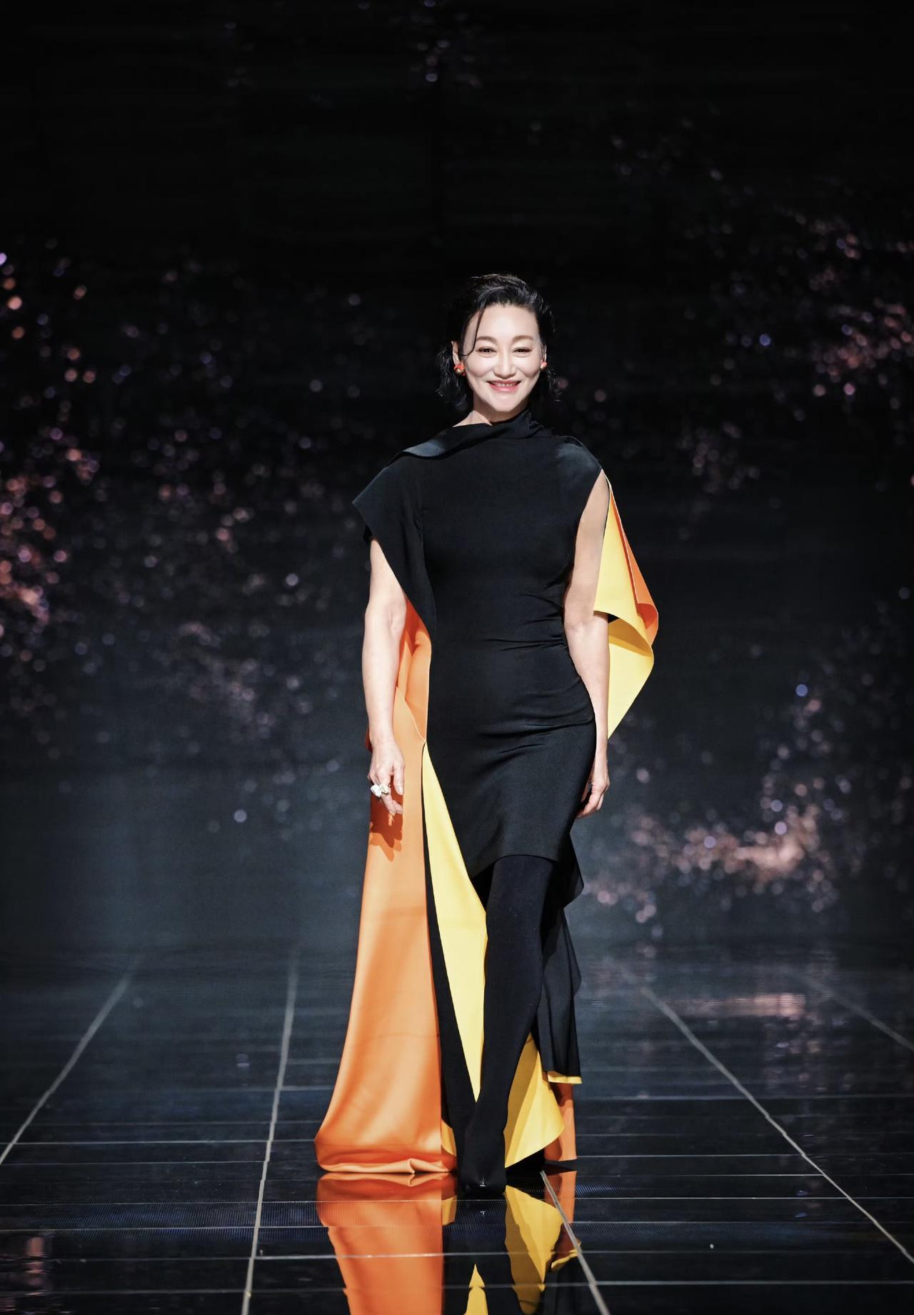 63岁的惠英红，一袭黑裙，简直是给内娱红毯上那群“小花”、“小草”们上了一堂生动