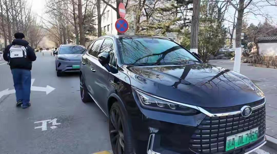 前两天去大学找同学吃饭，停车场转了一圈，我愣了几秒。以前教授们清一色奥迪宝马，