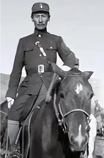 1932年，马占山宣布向日本投降，顿时国内上下骂声一片，然而在受降仪式上，马占山