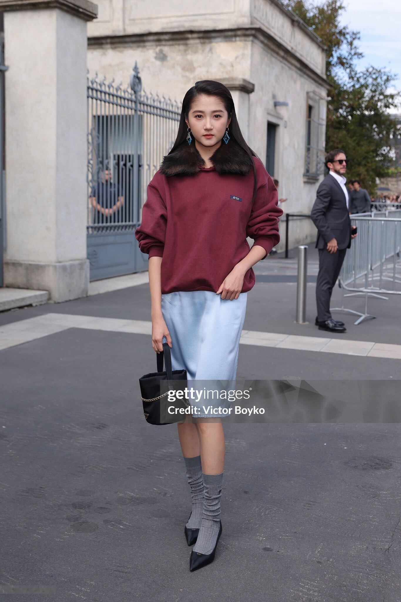 PRADA春夏大秀G社生图怎么说呢……都不是很时尚的样子（单纯指服装）米兰时装周