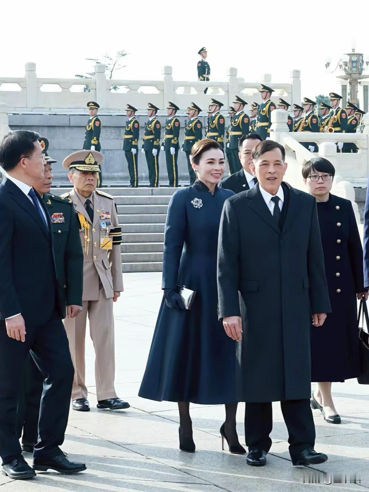 王后为了美，太拼了，居然穿着细高跟鞋，这高跟鞋的跟真是细如铁钉，目测有10公分高