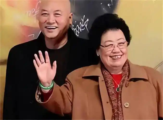 陈丽华病逝，470亿遗产扎心分配！迟重瑞36年陪伴，终究输给血脉？85岁紫