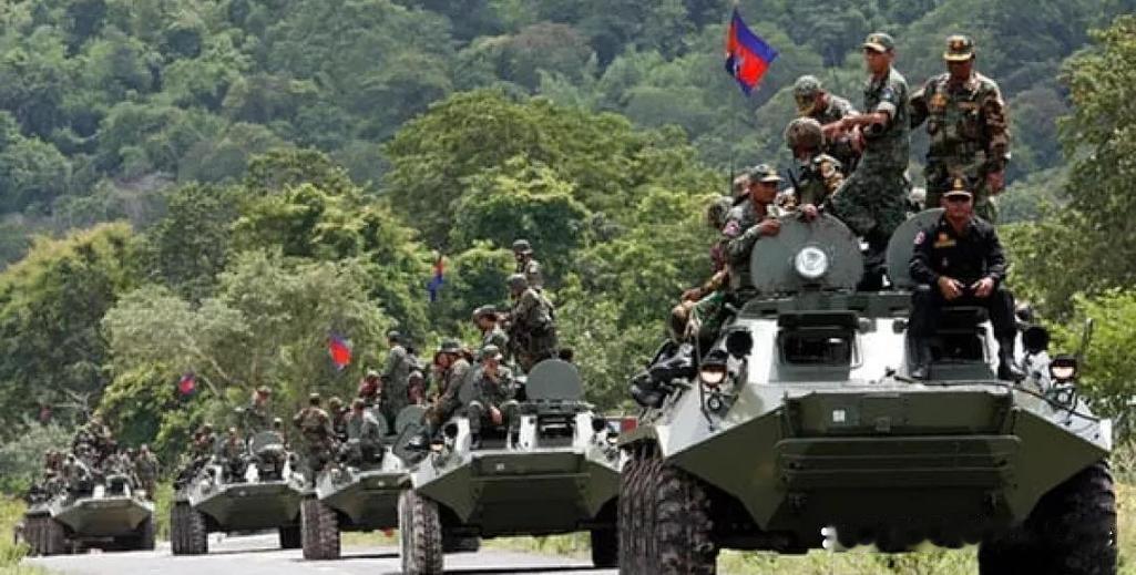 航母未至！柬埔寨梦碎，丛林法则改写东南亚！泰国的火炮轰得震天响，根源在于他