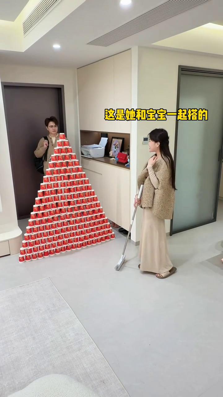 爸爸回家了，一副很疲惫的样子。妈妈告诉爸爸，这是她和宝宝一起搭的。爸爸瞬间明白了